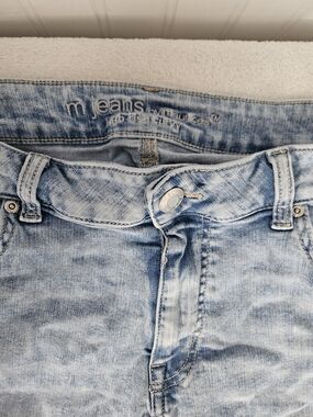 Maurices M jeans in a light blue denim wash featuring a mid-rise fit.